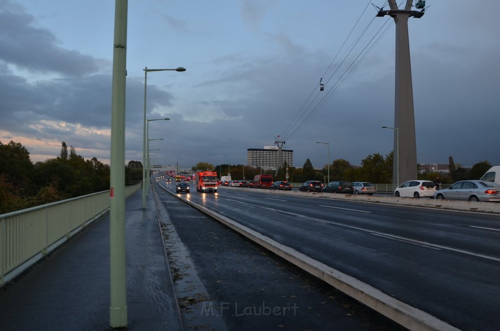 Einsatz BF Hoehenretter Koelner Seilbahn Hoehe Zoobruecke P2090.JPG